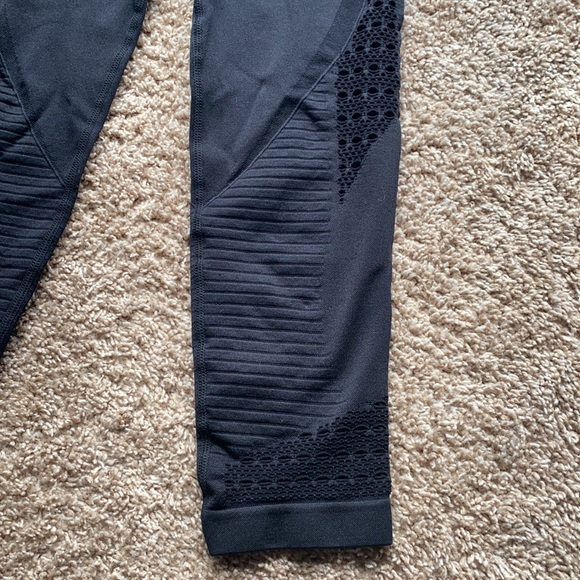 Gymshark Energy Seamless Black XS Cropped Leggings - Picture 3 of 5